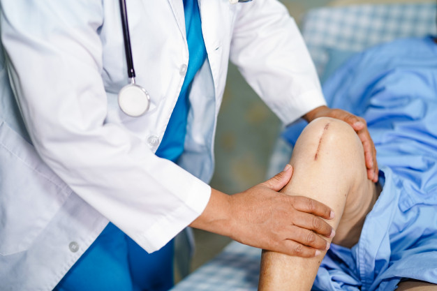 How does Dr. Deepankar Verma ensures the success of knee surgeries in Noida?